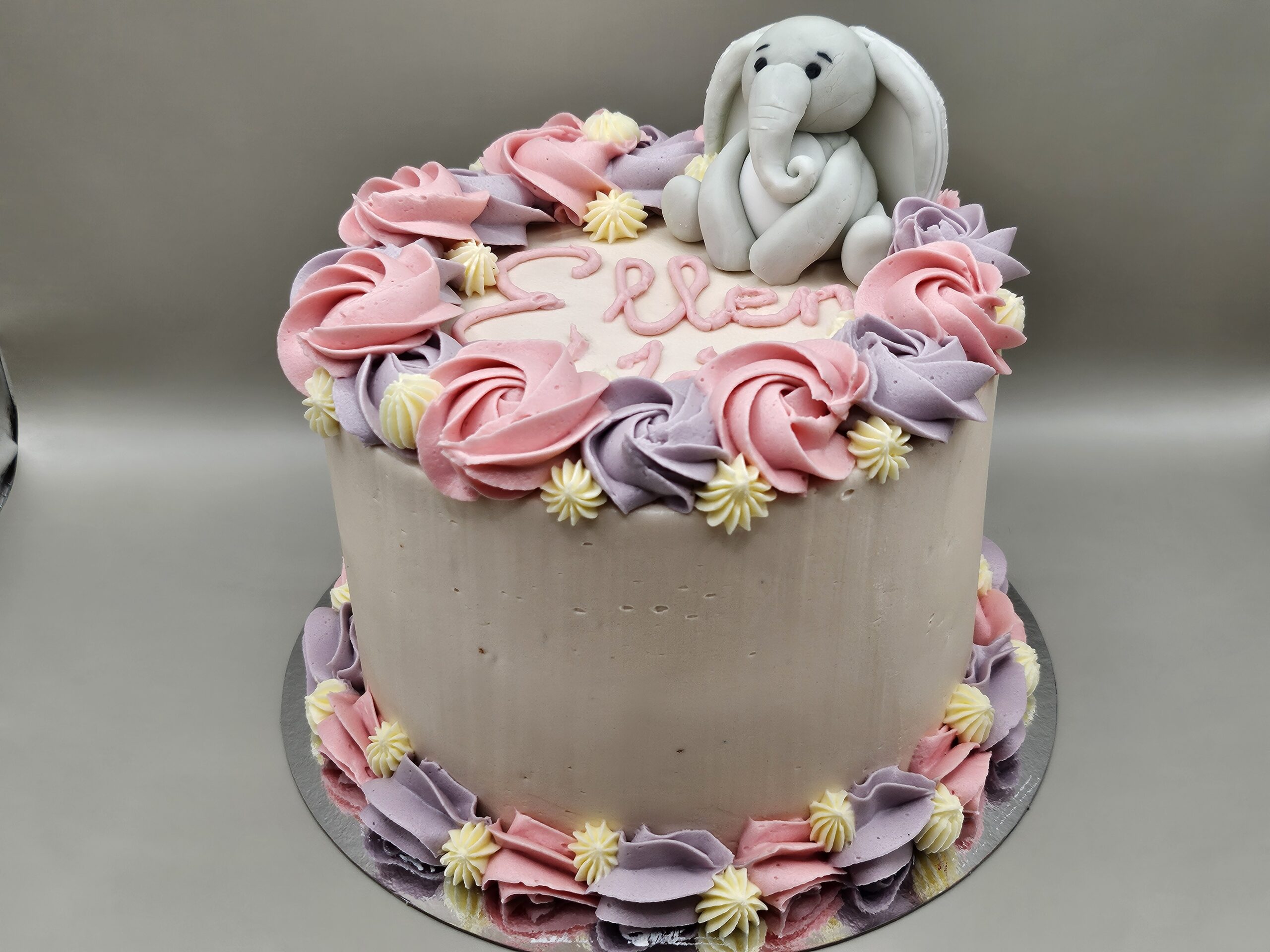 Födelsedagstårta men en elefantfigur i fondant