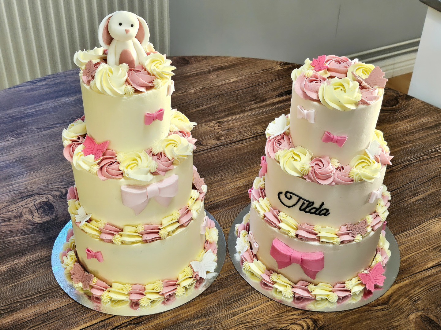 2 stycken doptårtor i 3 våningar med fondantfigur