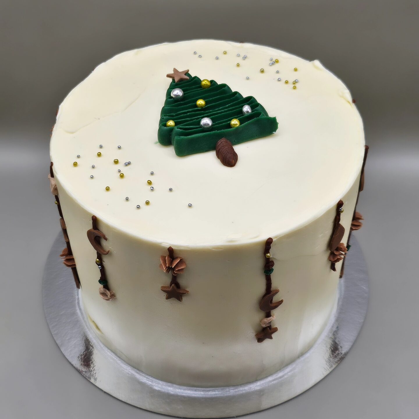 Jultårta med en julgran spritsad uppepå 