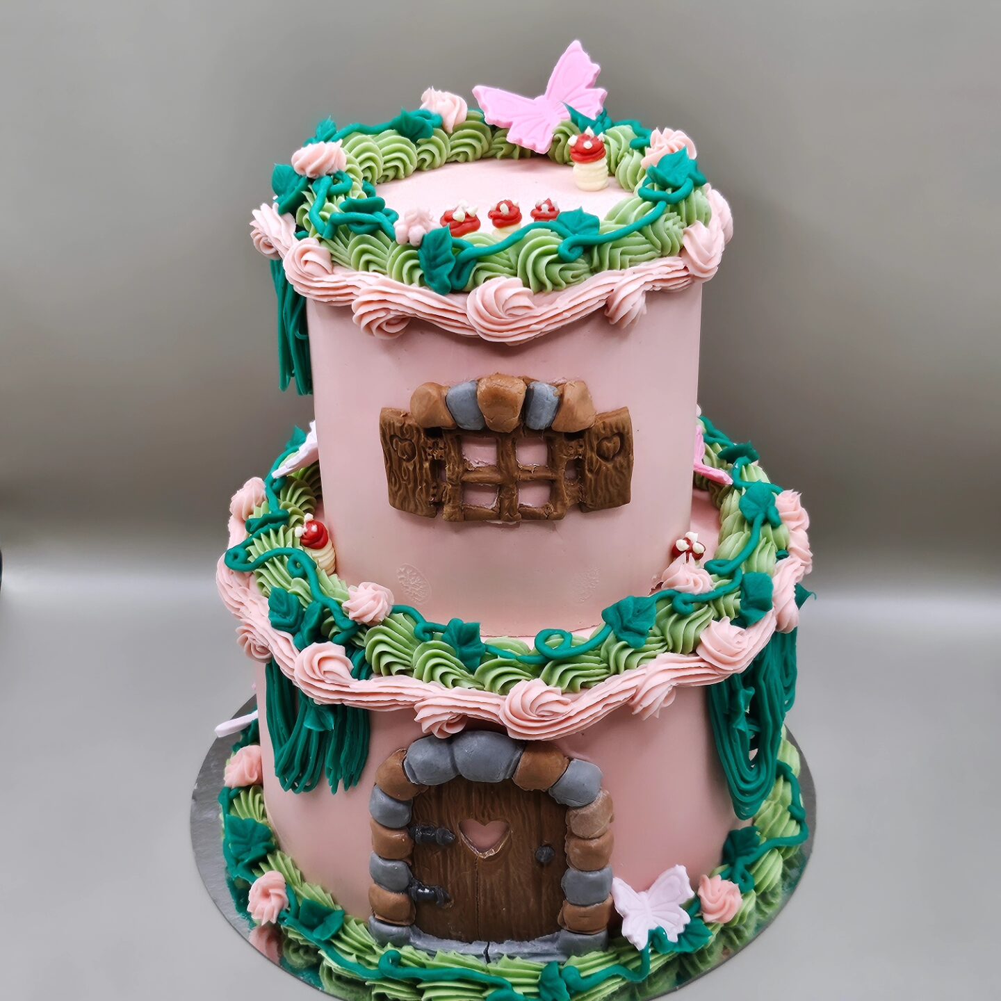 Födelsedags tårta i två våningar med fe dekorationer
